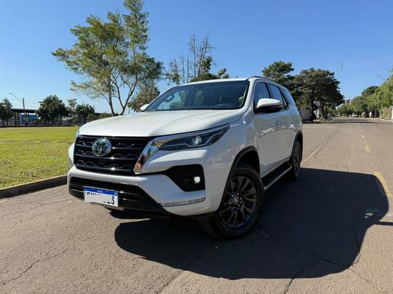 TOYOTA HILUX SW4 2.8 D-4D TURBO DIESEL SRX 7L 4X4 AUTOMÁTICO TOYOTA HILUX SW4 2.8 D-4D TURBO DIESEL SRX 7L 4X4 AUTOMÁTICO